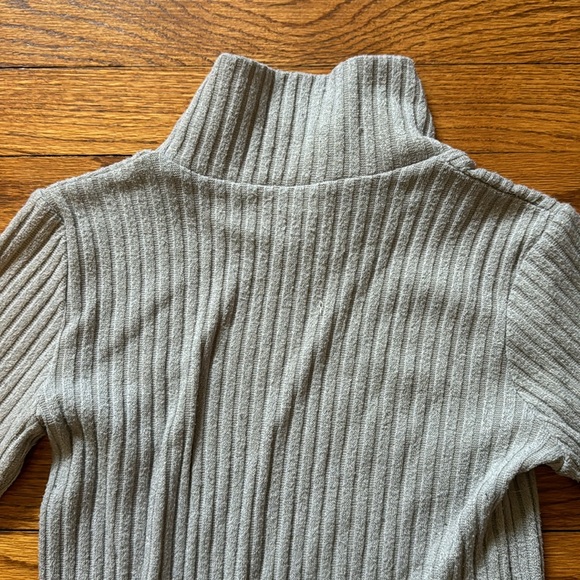 Aritzia light purple ribbed turtleneck sweater - Picture 2 of 3